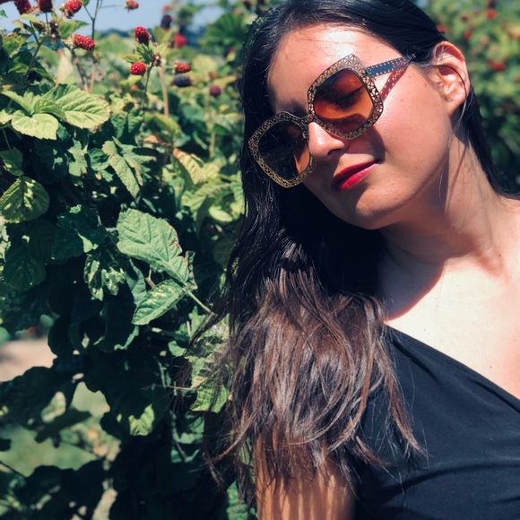 Meet your Posher, Elizabeth - Picture 12 of 16